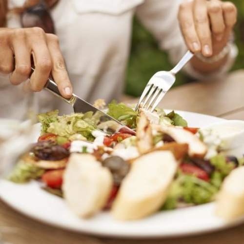 آداب غذا خوردن آرام و آگاهانه برای هضم بهتر و ذهن آرام‌تر